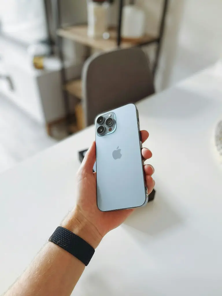 unsplash_jz9zEXfuyQ8_Iphone 13.jpg.jpg.jpg.webp